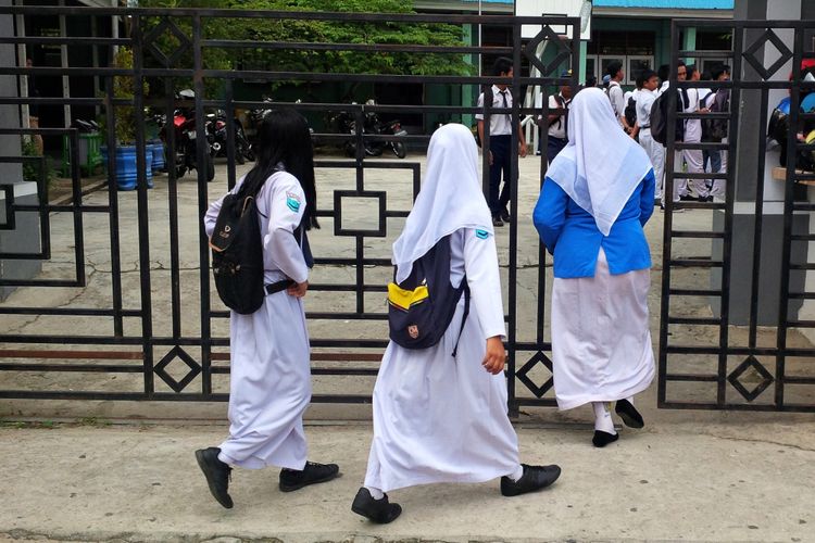  Siswa SMA N 2 Nunukan saat masuk di hari pertama sekolah Senin (10/07). Hari pertama masuk sekolah di SMA N 2 Nunukan diwarnai orang tua siswa yangmengamuk dan mengeluarkan kata kata tidak senonoh kepada guru. Orang tua siswa tersebut tidak terima anaknya tidak diterima di SMA N 2 Nunukan.