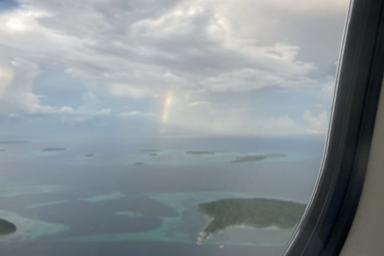 Pemandangan pelangi yang dilihat dari pesawat dalam perjalanan dari Kabupaten Maluku Tenggara menuju Kota Ambon, Maluku pada Jumat (29/10/2021).