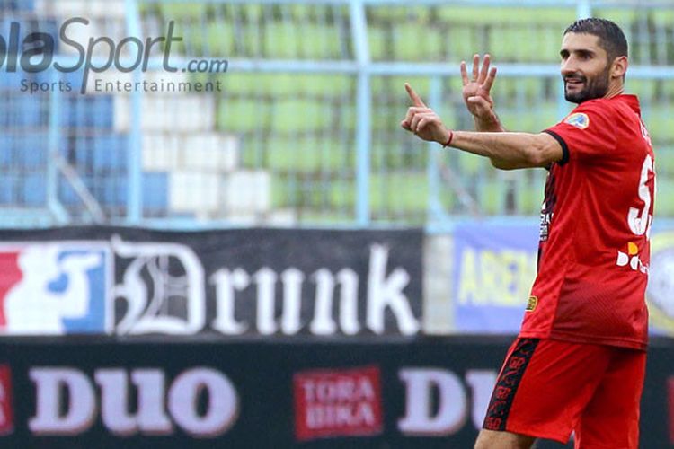 Aksi playmaker Persiba Balikpapan, Srdjan Lopicic, saat tampil melawan Arema FC dalam laga pekan ke-20 Liga 1 di Stadion Kanjuruhan Kabupaten Malang, Jawa Timur, Jumat (18/08/2017) sore.