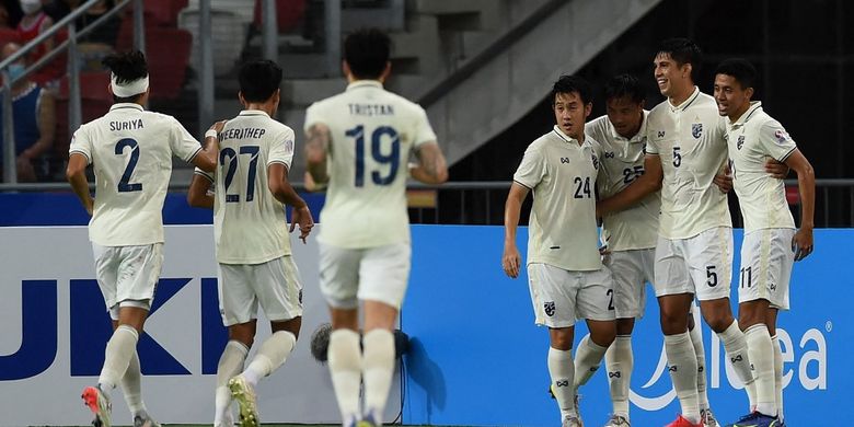 Para pemain Thailand merayakan gol Elias Dolah ke gawang Singapura pada laga pamungkas Grup A Piala AFF 2020 di National Stadium, Singapura, Sabtu (18/12/2021) malam WIB. Hasil akhir laga Thailand vs Singapura adalah 2-0.