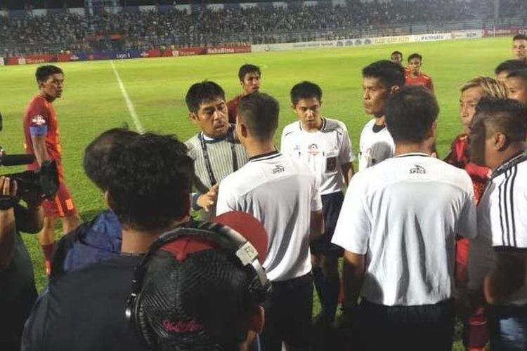 Pelatih Persela Nilmaizar terlibat debat dengan wasit Wawan Rapiko asal Riau dalam laga Persela vs Borneo FC yang diwarnai protes akibat penalti kontroversi, Senin malam (29/7/2019).