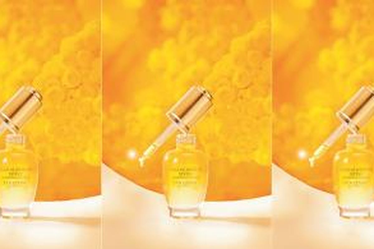 L’Occitane Divine Immortelle Divine Youth Oil. Dilengkapi dengan dropper aplicator dan kemasan berwarna kuning keemasan, produk ini membantu kulit agar tampak lebih muda.