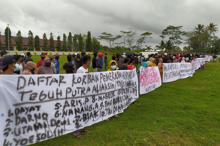 Ratusan massa menggelar demonstrasi di lapangan Desa Gentasari, Kecamatan Kroya, Kabupaten Cilacap, Jawa Tengah, Senin (5/10/2020).