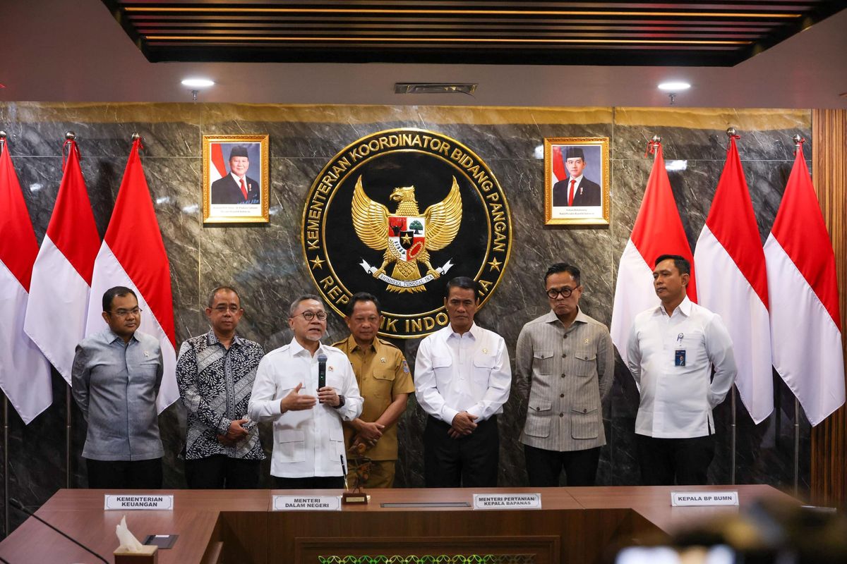 Menko Pangan Zulhas memberikan arahan dalam kegiatan penandatanganan surat keputusan bersama (SKB) antara Mentan, Menteri Dalam Negeri (Mendagri), Menteri Keuangan (Menkeu), Kepala Badan Pangan Nasional (Kabapanas), dan Kepala Badan Pengaturan Badan Usaha Milik Negara (BP BUMN) tentang Percepatan Penyediaan Infrastruktur Pascapanen dalam Rangka Ketahanan Pangan Nasional.