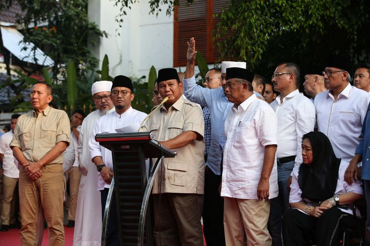 Calon Presiden no urut 02, Prabowo Subianto memberikan jumpa pers seputar hasil penghitungan sementara pemungutan suara Pemilu 2019 di Sekretariat Badan Pemenangan Nasional Prabowo Subianto - Sandiaga Uno, Jakarta, Rabu (17/4/2019).