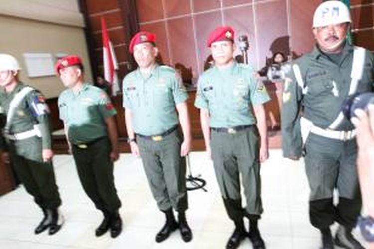 SIDANG VONIS. Serda Ucok, Serda Sugeng dan Koptu Kodik anggota Grup 2 Kopassus Kandang Menjangan yang menjadi terdakwa dalam kasus penyerangan Lapas Cebongan bersiap keluar ruang sidang seusai menjalani sidang lanjutan di Pengadilan Militer II-11 Yogyakarta, Bantul, DI Yogyakarta, Kamis (5/9/2013). Dalam sidang dengan agenda pembacaan vonis tersebut Majelis Hakim memutuskan tiga terdakwa berkas satu yaitu, Serda Ucok dihukum 11 tahun penjara, Serda Sugeng 8 tahun penjara dan Koptu Kodik 6 tahun penjara serta ketiganya dipecat dari karier kedinasan militer. 