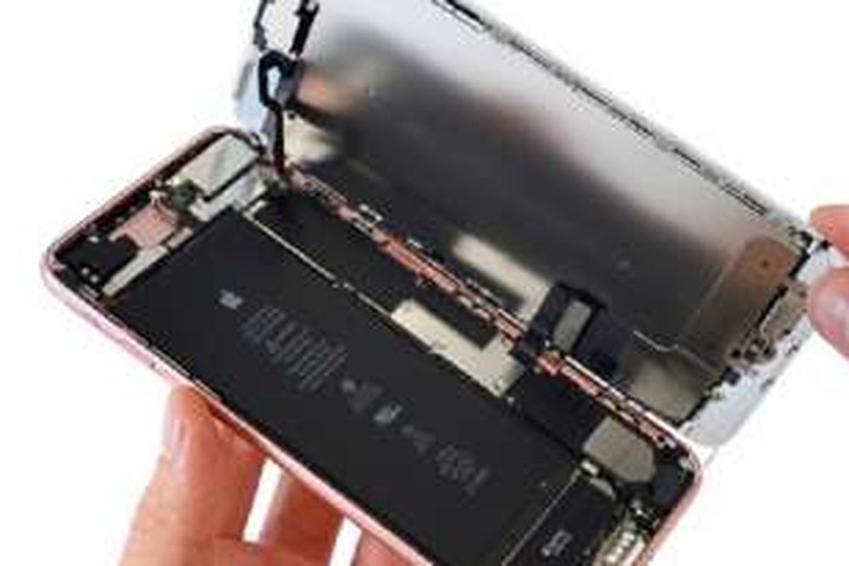 Pengoprekan pertama iPhone 7 Plus.