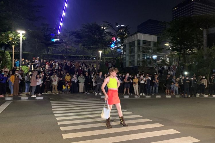 Aksi peragaan busana atau yang terkenal dengan istilah Citayam Fashion Week dilakukan oleh para remaja yang membuat kawasan Stasiun MRT Dukuh Atas, Jakarta Pusat, menjadi viral di media sosial.