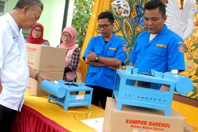 Anggota Karang Taruna Tunas Harapan Kelurahan Citamiang (kanan) menjelaskankepada warga mengenai penggunaan kompor berbahan bakar methanol (bahenol) di Kecamatan Citamiang, Sukabumi, Jawa Barat, Selasa (14/2/2017).
