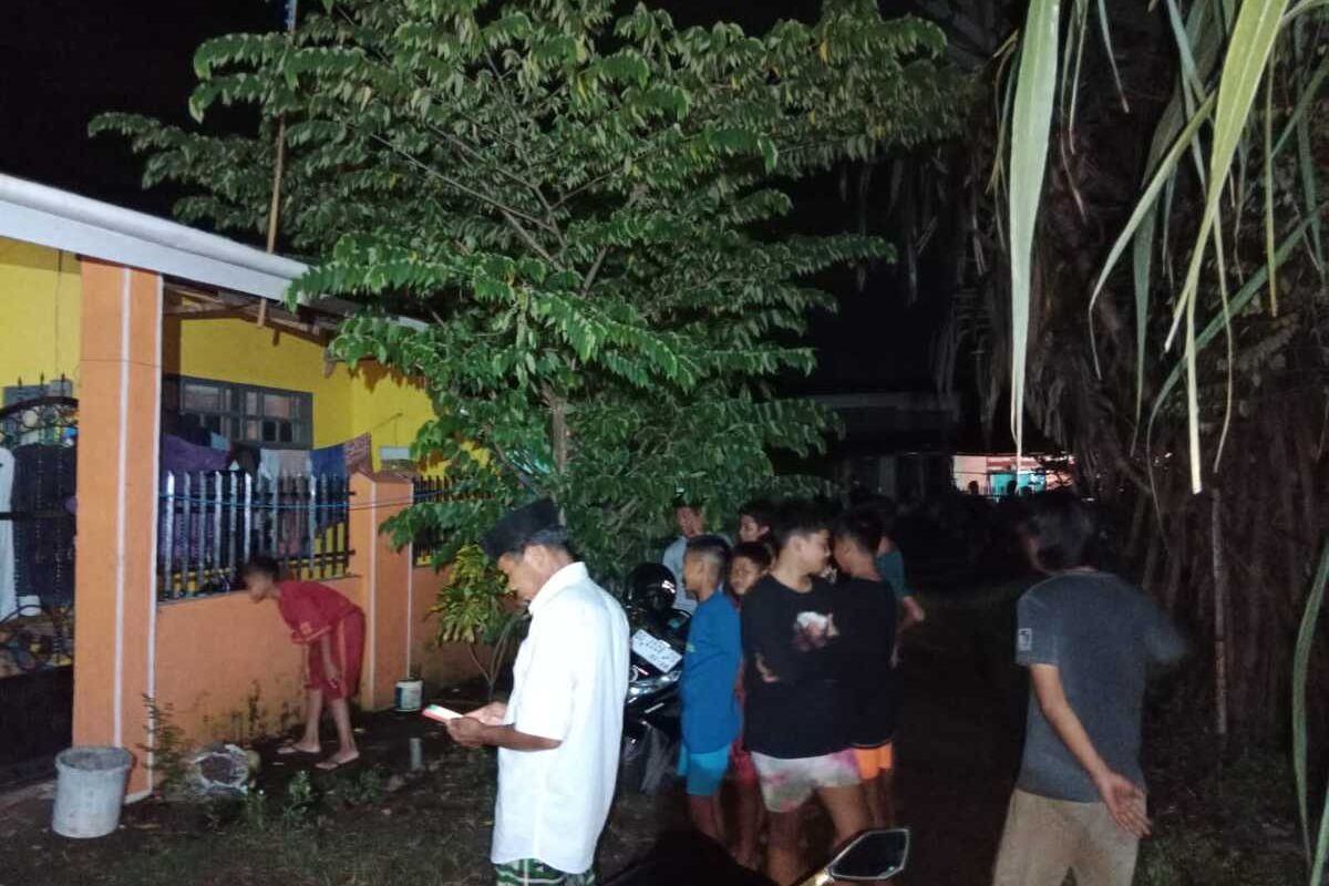 Warga di Kabupaten Gowa, Sulawesi Selatan mengepung rumah milik seorang marbot yang diduga mencabuli bocah disabilitas dan rekaman video asusilanya beredar luas. Kamis, (7/3/2024)