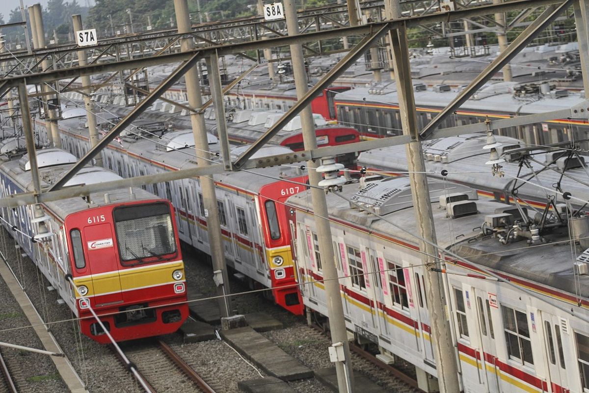 Sejumlah rangkaian kereta rel listrik terpakir di Dipo Depok, Jawa Barat, Senin (23/3/2020). PT Kereta Commuter Indonesia membatalkan pembatasan jam operasional dan akan mengembalikan jam operasional Kereta rel listrik (KRL) menjadi normal mulai Senin (20/3) pukul 15.00 WIB imbas padatnya penumpang pada pagi harinya. ANTARA FOTO/Asprilla Dwi Adha/aww.