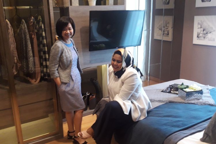 Marketing Manager Capitol Group Tjung Su Li didampingi Marketing Manager Capitol Suites Fitri Hardigaluh menjelaskan tentang unit dua kamar tidur di The Capitol Suites, Menteng, Jakarta Pusat, Selasa (7/8/2018).