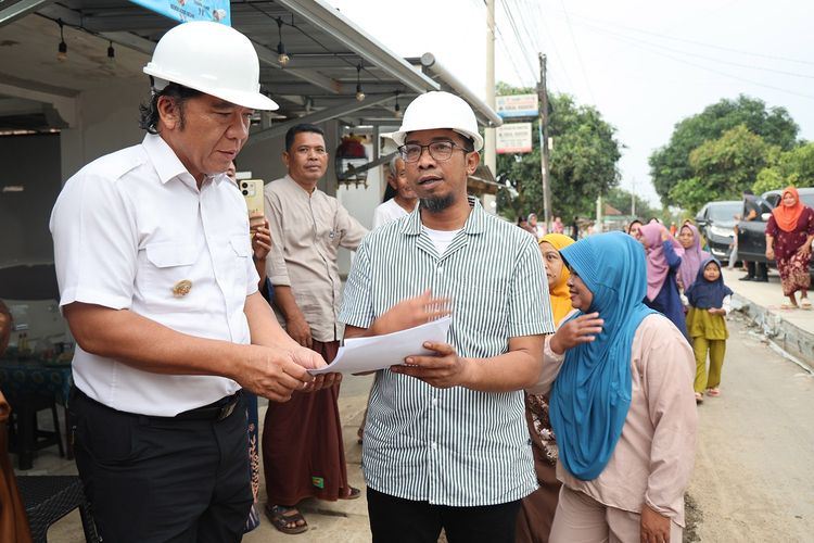 Pj Gubernur Banten Al Muktabar (kiri) saat meninjau pembangunan Ruas Jalan Cibadak ? Padasuka, Kabupaten Lebak, Banten.