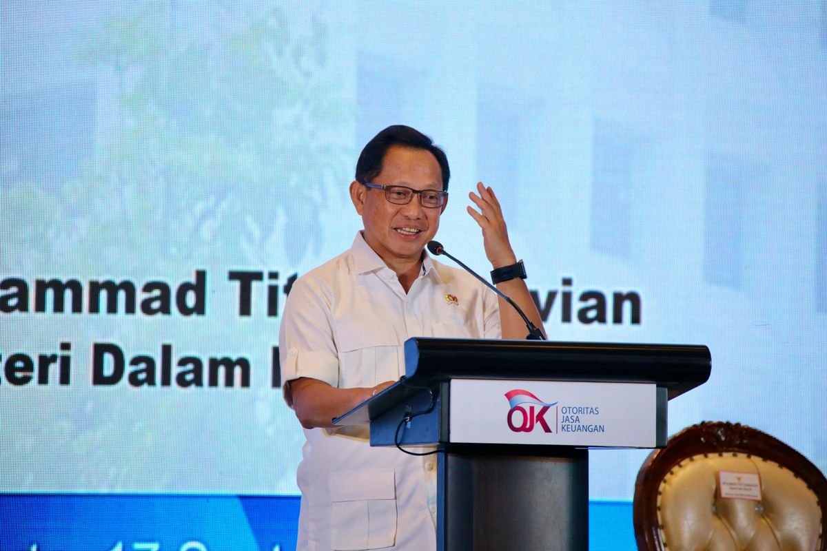 Menteri Dalam Negeri (Mendagri) Muhammad Tito Karnavian saat menjadi narasumber pada Program Pembekalan Calon Kepala Kantor Otoritas Jasa Keuangan (OJK) Angkatan 2 Tahun 2025 di Hotel Fairmont, Jakarta, Rabu (17/9/2025).
