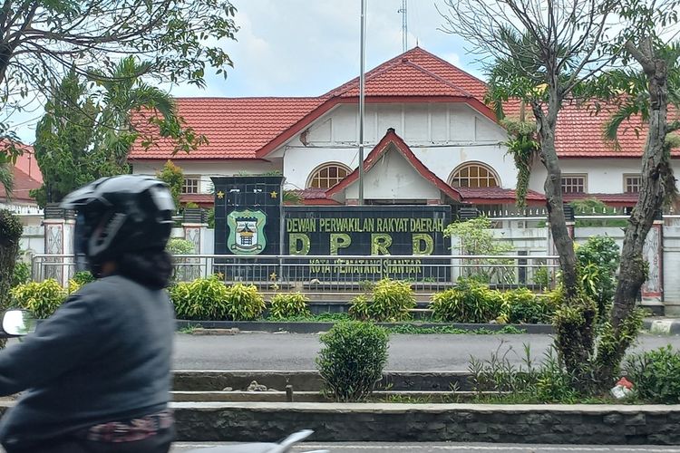 Kantor DPRD Pematangsiantar di Jalan Adam Malik, Kecamatan Siantar Barat, Kota Pematangsiantar, Provinsi SUMUT, Senin (1/4/2024). (DOK:TEGUH PRIBADI/KOMPAS.com)