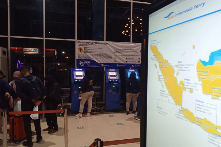 Pemudik melakukan check in di konter check in mandiri Pelabuhan Bakauheni, Jumat (6/5/2022) malam. Sejumlah pemudik sempat mengeluh kehabisan tiket kapal eksekutif.