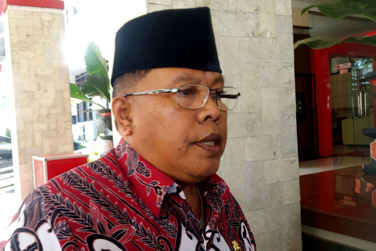 Wali Kota Blitar Santoso menjawab pertanyaan wartawan di halaman Kantor Wali Kota Blitar, Kamis (20/7/2023)