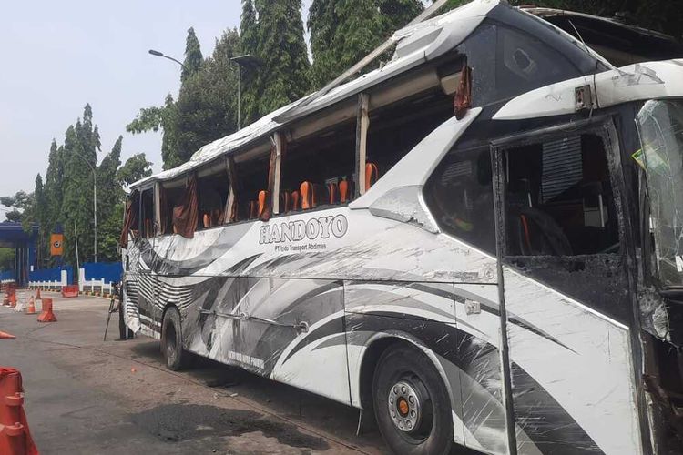 Bus PO Handoyo yang mengalami kecelakaan di tol Cipali, Purwakarta, Jawa Barat, Jumat (15/12/2023) berada di sekitar Gerbang Tol Cikopo, Sabtu (16/12/2023).