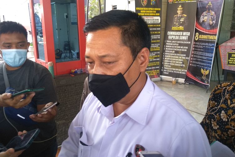 Direktur Reskrimum Polda Sumut, Kombes Pol Tatan Dirsan Atmaja pada Sabtu (26/3/2022) sore mengatakan 8 tersangka kasus kerangkeng manusia di rumah Bupati nonaktif Langkat, Terbit Rencana Perangin-angin tidak ditahan namun wajib lapor di Polda Sumut seminggu sekali.