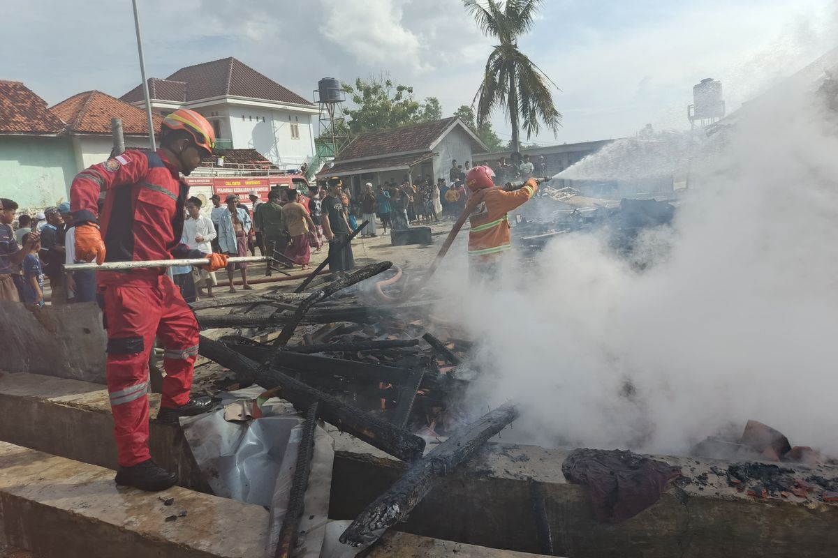 Tim damkar Pamekasan melakukan pemadaman api di Pesantren Miftahul Ulum Desa Banyupelle, Kecamatan Palengaan Kabupaten Pamekasan, Rabu (10/12/2025)