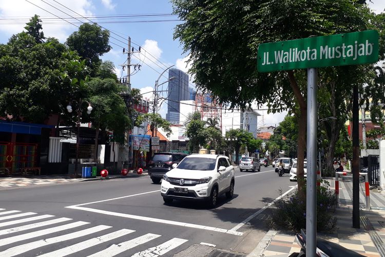 Sejumlah kendaraan roda dua dan roda empat melintas di Jalan Walikota Mustajab, Surabaya, Jawa Timur, Selasa (4/2/2020).