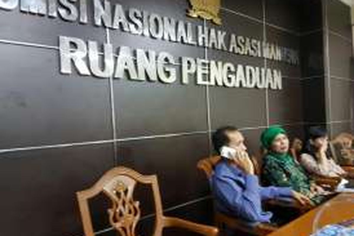 Komisioner Komnas HAM, Nur Kholis saat menelepon Camat Kebayoran Baru Fidiyah di Kantor Komnas HAM, Jakarta, Rabu (4/5/2016).