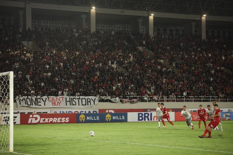Alexis Messidoro saat menjadi eksekutor Persis Solo di Stadion Manahan, Kamis (15/9/2022) malam WIB. Namun, tendangannya gagal setelah ditepis kiper Bali United Nadeo Argawinata. Laga Persis vs Bali United merupakan rangkaian pekan ke-10 Liga 1 2022-2023.
