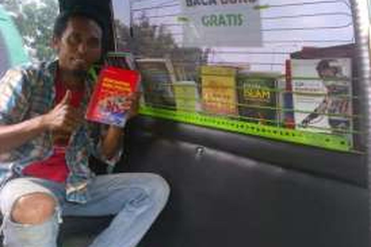 Kisah Sopir Angkot yang Menyulap Mobilnya Jadi Perpustakaan