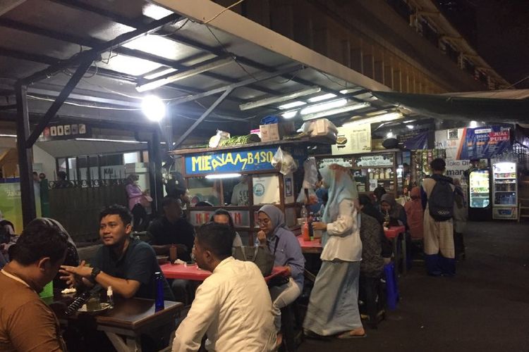 Kulineran di pintu utara Stasiun Gondangdia