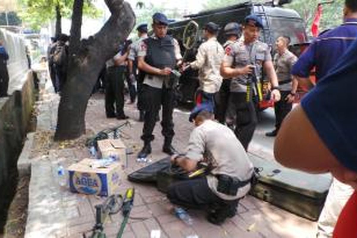Tim Gegana Polda Metro Jaya kembali turun ke lokasi penembakan Bripka Sukardi di depan Gedung Komisi Pemberantasan Korupsi, Kuningan, Jakarta, Selasa (11/9/2013).