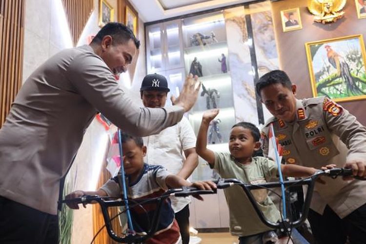 Kapolres Gowa, AKBP Muhammad Aldy Sulaiman menyerahkan hadiah sepeda dan perlengkapan sekolah ke Syamsul (7) dan Muh Aidil (7) di Mapolres Gowa, Jl Syamsuddin Tunru, Kecamatan Somba Opu, Kabupaten Gowa, Selasa (19/8/2025) 