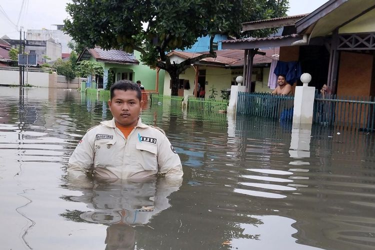 Kawasan Jalan Sei Kapuas Ujung Lingkungan 2, digenangi air setinggi dada orang dewasa gara-gara luapan sungai yang tidak mampu menampung debit air hujan, Senin (20/3/2023)