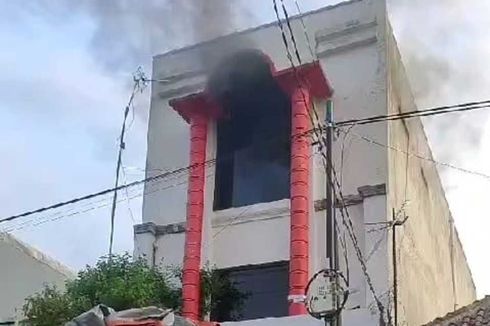 Bangunan 3 Lantai di Solo Terbakar, Petugas Pecahkan Kaca untuk Padamkan Api