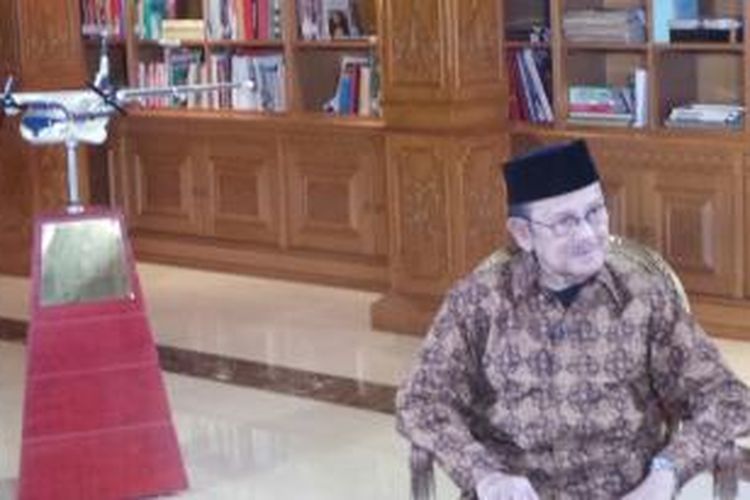 Presiden ke-3 BJ Habobie saat wawancara khusus dengan kompas tv di kediamannya Jalan Patra Kuningan XIII Jakarta Selatan, Jumat (17/10/2014).