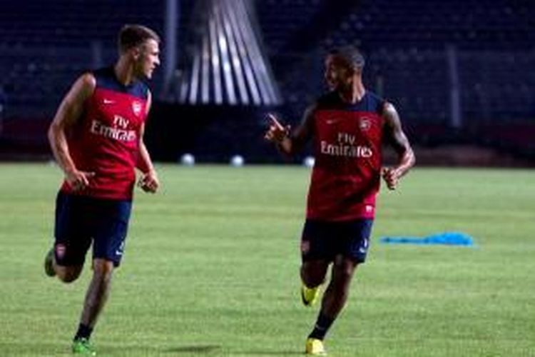 Pemain Arsenal, Theo Walcott dan Aaron Ramsey melakukan latihan di Stadion Gelora Bung Karno, Jakarta, Sabtu (13/7/2013). Arsenal akan melakoni pertandingan persahabatan melawan Indonesia Dream Team di stadion tersebut pada Minggu, 14 Juli 2013.