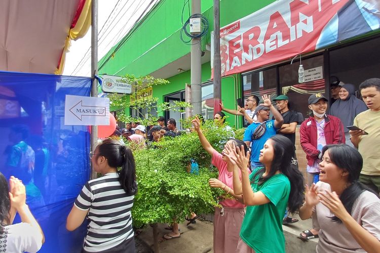 Sejumlah warga Kampung Tanah Merah sedang menyaksikan proses penghitungan surat suara di TPS 106, Jalan Perjuangan, Tugu Selatan, Koja, Jakarta Utara, Rabu (14/2/2024).