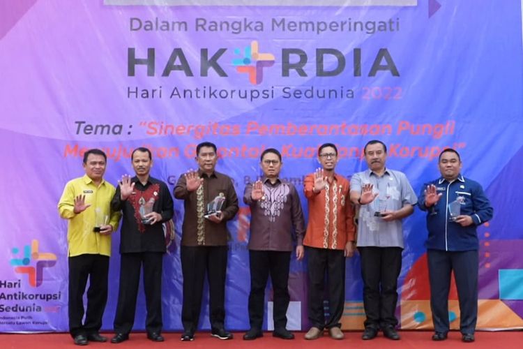 Penjagub Hamka didampingi Inspektur Provinsi Gorontalo bersama sejumlah pejabat saat peringatan Hari Antikorupsi Sedunia (Hakordia)