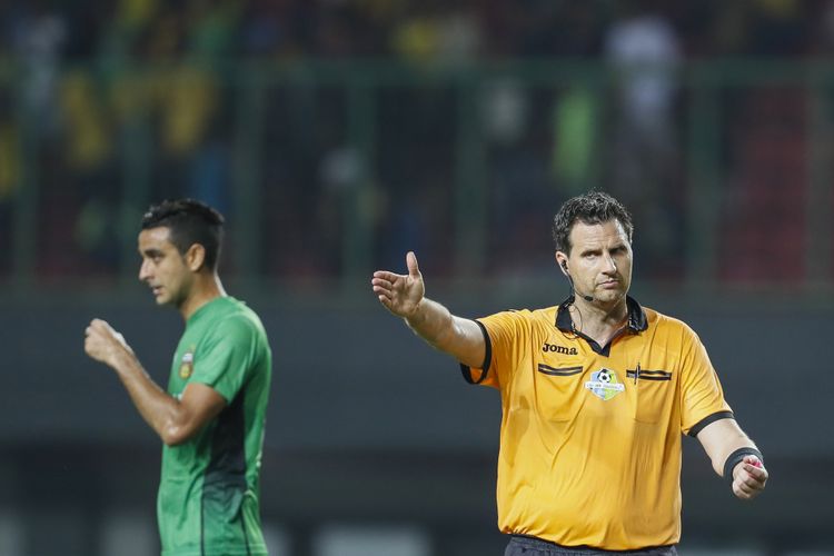 Pertandingan Gojek Traveloka Liga 1 antara Bhayangkara FC vs Persela Lamongan di Stadion Patriot, Bekasi, Jawa Barat, Jumat (27/10/2017), dipimpin wasit Australia Kris Griffiths-Jones.