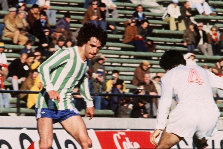 Penyerang timnas Perancis, Dominique Rocheteau (kiri), berusaha melewati penjagaan pemain Hongaria pada pertandingan fase grup Piala Dunia 1978 di Stadion Jose Maria Minella, Mar del Plata, Argentina, pada 10 Juni 1978. Pada pertandingan tersebut, timnas Perancis harus meminjam jersey milik klub yang didirikan oleh para nelayan, CA Kimberley. (Foto oleh STAFF AFP)