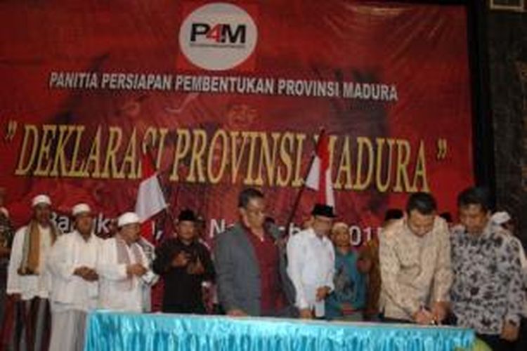 Makmun Ibnu Fuad (Kedua dari kanan) saat menandatangani ikrar Provinsi Madura di Bangkalan. 