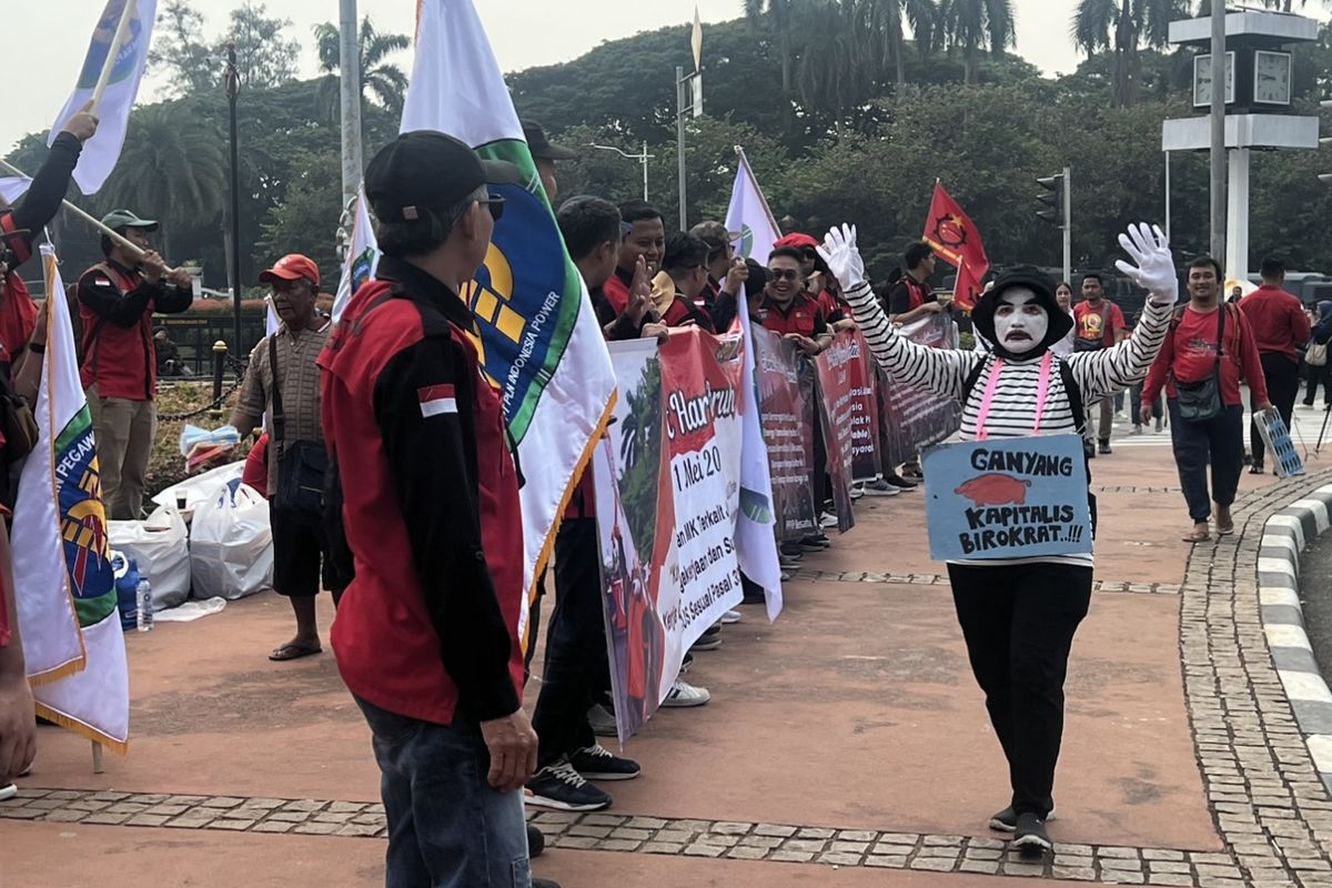 Massa Demo Hari Buruh Mulai Berkumpul di Depan Patung Kuda, Rabu (1/5/2024).