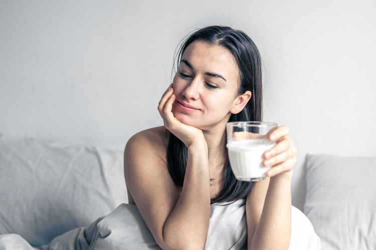 Ilustrasi minum susu. Minum susu hangat di malam hari adalah salah satu strategi yang telah dilakukan selama bertahun-tahun untuk membantu tidur nyenyak.