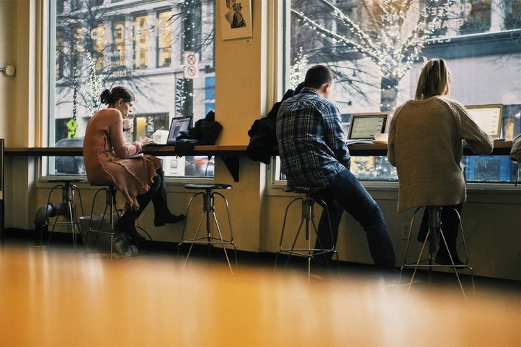 Suasana kerja di co-working space.