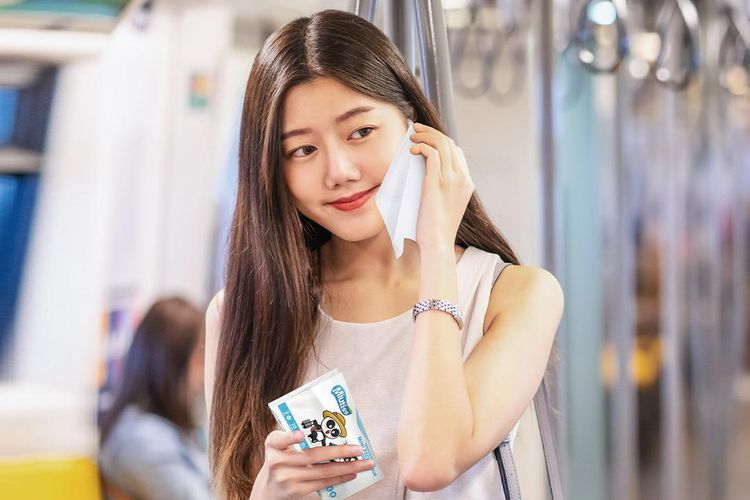 Ilustrasi penggunaan produk tisu bambu putih Miutiss.