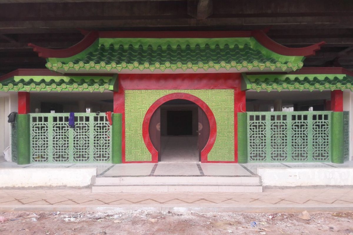 Tampak samping masjid Babah Alun, masjid bergaya oriental yang berada di kolong Tol Pelabuhan, Warakas, Jakarta Utara.