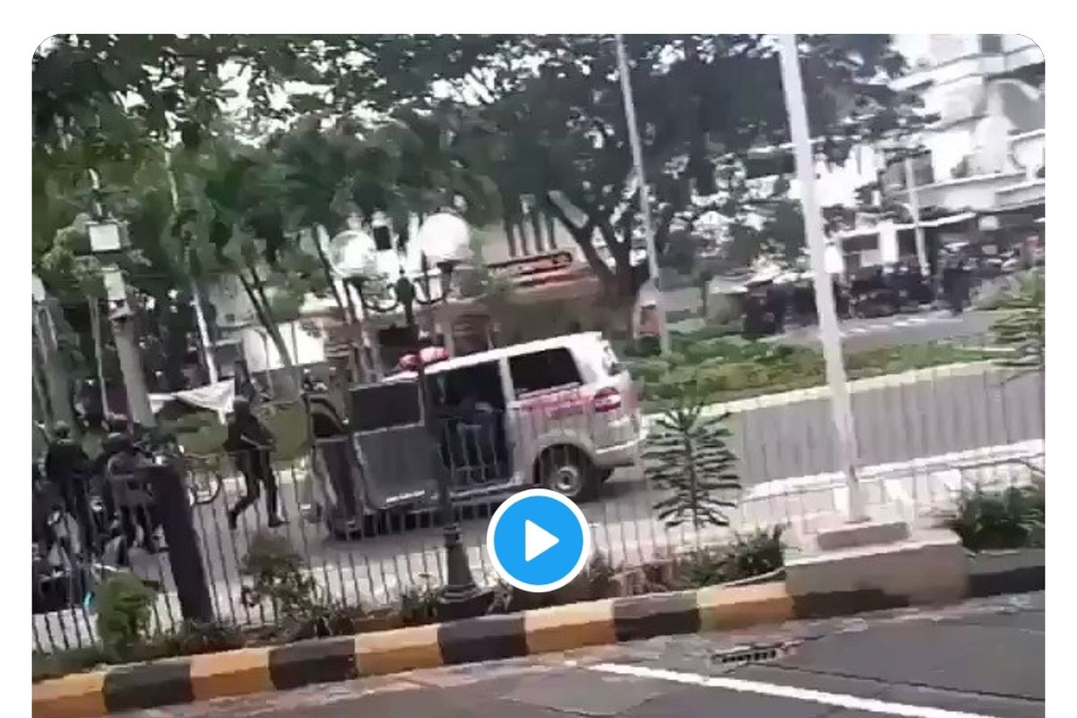 Sebuah video viral di media sosial yang menampilkan satu unit mobil ambulans dikejar dan ditembak aparat Kepolisian. Lokasi penembakan ambulas tersebut diduga terjadi dk kawasan Cikini, Menteng, Jakarta Pusat pada Selasa (13/10/2020) saat berlangsung demo penolakan Omnibus Law Undang-Undang Cipta Kerja.