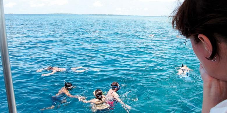Snorkeling adalah salah satu kegiatan yang menjadi daya tarik wisata Maladewa. Di perairan Maladewa yang jernih, penyelam bisa melihat berbagai biota laut. 