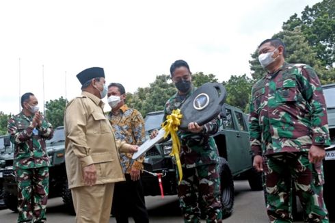 Prabowo Serahkan 40 Mobil Taktis Maung ke KSAD Andika