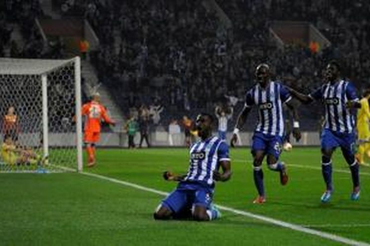 Penyerang Porto, Jackson Martinez, merayakan golnya seusai mencetak gol ke gawang Napoli pada leg pertama babak 16 besar Liga Europa, Kamis (13/3/2014).  