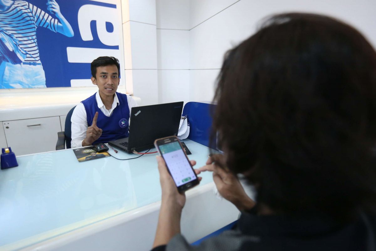 Seorang warga terlihat sedang registrasi SIM card di gerai XL kawasan Bumi Serpong Damai, Tangerang, Banten, Selasa (7/11/2017). Pemerintah mewajibkan registrasi ulang SIM card bagi para pengguna telepon seluler hingga 28 Februari 2018 dengan memakai nomor NIK dan kartu keluarga (KK). 